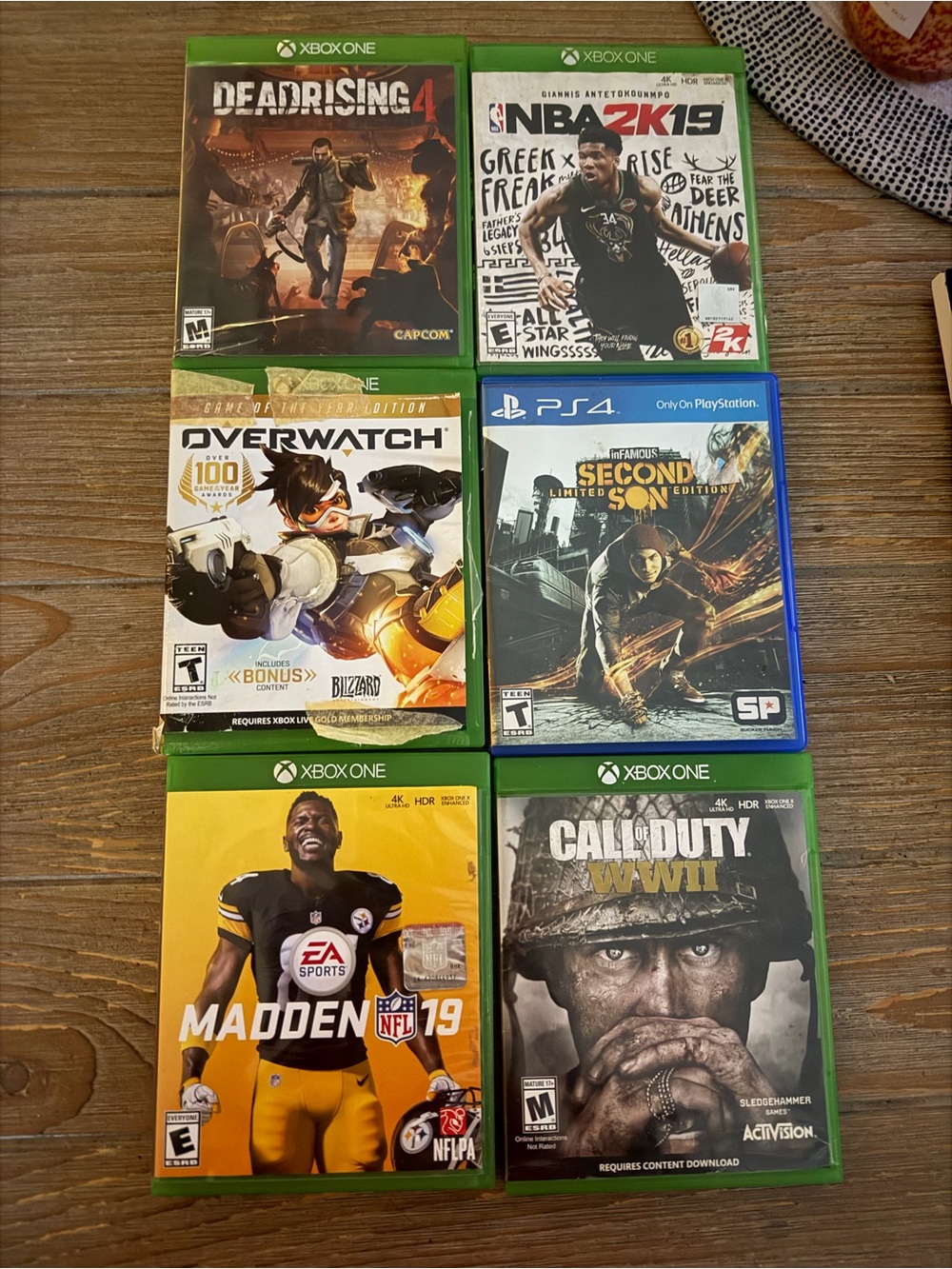 Xbox One Call of Duty WWII - Black/Green Case